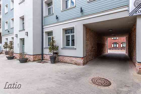 Pārdod mēbelētu un ar sadzīves tehniku aprīkotu vienistabas dzīvokli 2021.gadā būvētā mūra ēkā ar ko Рига