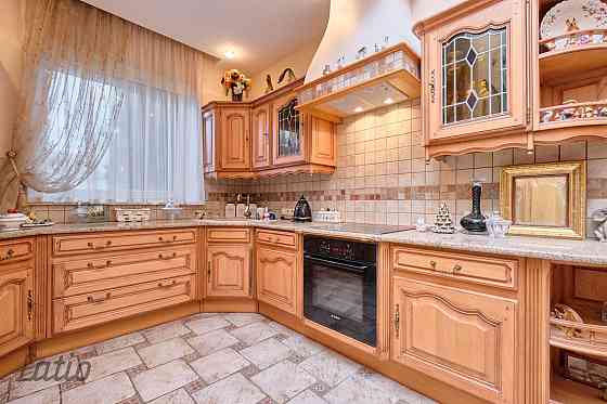 Piedāvājam iegādei kvalitatīvu rindu māju ar sakoptu un apzaļumotu teritoriju, mierīgā privātmāju ap Rīga