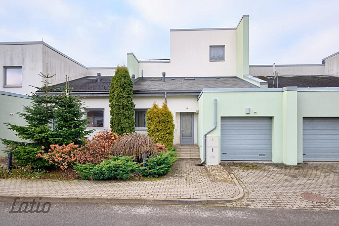 Piedāvājam iegādei kvalitatīvu rindu māju ar sakoptu un apzaļumotu teritoriju, mierīgā Rīga - foto 1