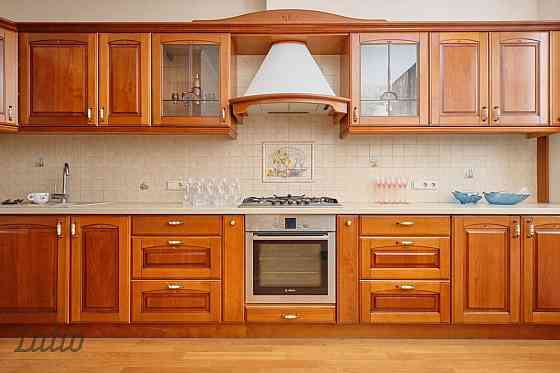 Piedāvājam iegādei kvalitatīvu privātmāju ar sakoptu un apzaļumotu teritoriju, klusā privātmāju apbū Rīga