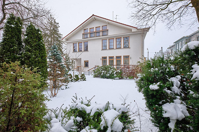 Piedāvājam iegādei kvalitatīvu privātmāju ar sakoptu un apzaļumotu teritoriju, klusā Rīga - foto 1