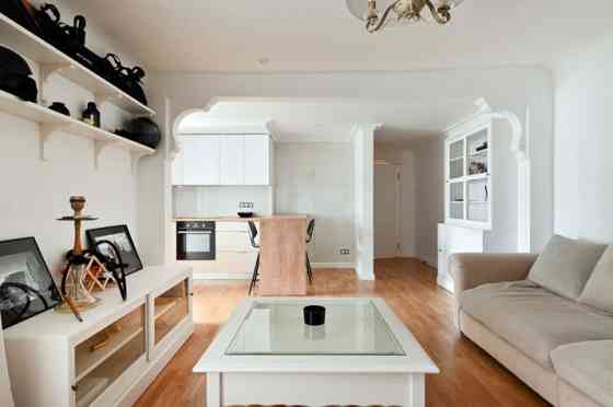 Izīrē mājīgu 2 istabu dzīvokli pašā Rīgas Centrā!  Saulains dzīvoklis kura logi ir vērsti uz pagalma Рига