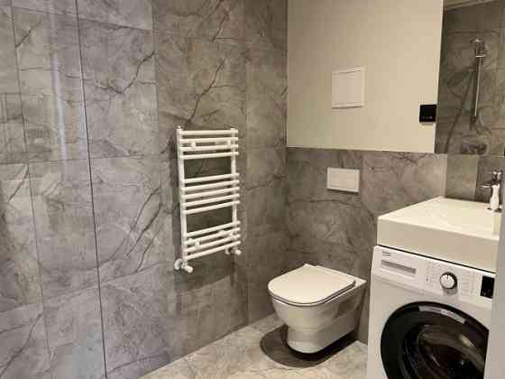 Ilgtermiņa īrei pieejams studio tipa dzīvoklis.  Pārdomāts dzīvokļa plānojums, kas sastāv no koridor Рига