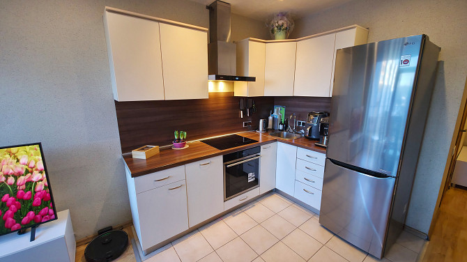 Dzīvokļa video tūri var noskatīties, nospiežot uz mājas lapas sludinājuma lejas daļā.
Jauns... Rīga - foto 2