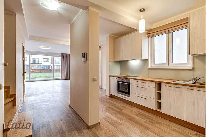 No 1.08.2026  izīrē māju privātmāju ciematā Piņkos. Māja ir bez mēbelēm, bet ar iebūvētu virtuves ie Рижский район - изображение 1