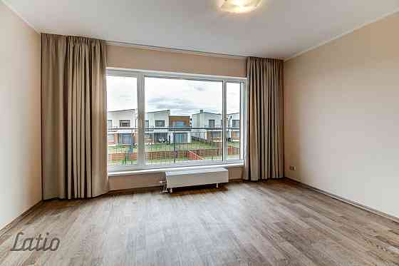 Pārdod māju  privātmāju ciematā Piņkos. Māja ir bez mēbelēm, ar iebūvētu virtuves iekārtu un tehniku Rīgas rajons