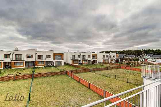 Pārdod māju  privātmāju ciematā Piņkos. Māja ir bez mēbelēm, ar iebūvētu virtuves iekārtu un tehniku Rīgas rajons