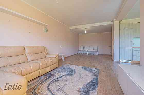 Izīrē no 01.04.2026 skaistu, plašu māju privātmāju ciematā Piņķos. 
Mājas pirmajā stāvā ir izvietota Rīgas rajons