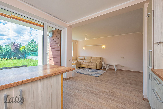 Izīrē no 01.04.2026 skaistu, plašu māju privātmāju ciematā Piņķos. 
Mājas pirmajā stāvā ir izvietota Рижский район - изображение 3