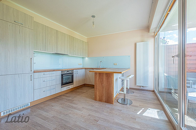 Izīrē no 01.04.2026 skaistu, plašu māju privātmāju ciematā Piņķos. 
Mājas pirmajā stāvā ir izvietota Рижский район - изображение 2