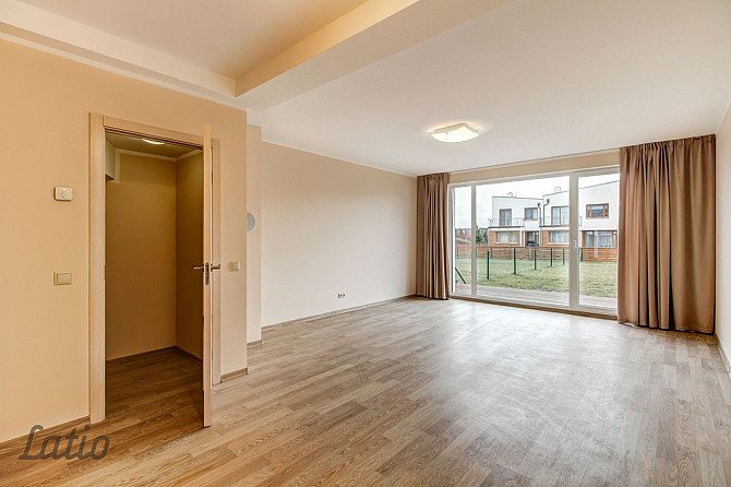 izīrē no 01.05.2026 māju privātmāju ciematā Piņkos. Māja ir bez mēbelēm, bet ar iebūvētu virtuves ie Рижский район - изображение 1