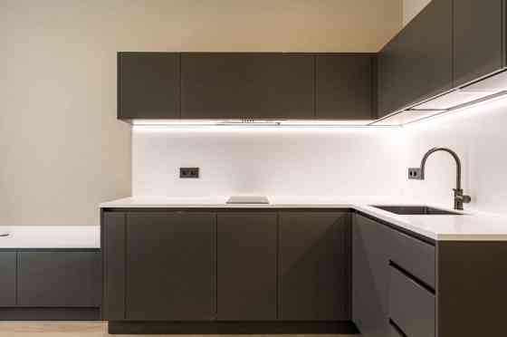 Предлагается стильная и уютная однокомнатная квартира в центре Риги, сочетающая Rīga