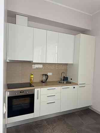 Реновированный дом, студио, кухня объединена с гостинной, покрашенные стены, Rīga