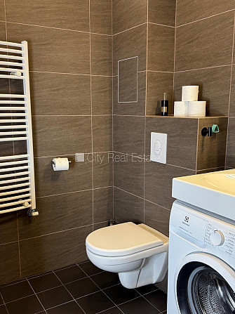 Renovēta māja, studio tipa, virtuve apvienota ar viesistabu, krāsotas sienas, jauna santehnika, Rīga - foto 14