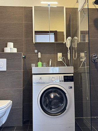 Renovēta māja, studio tipa, virtuve apvienota ar viesistabu, krāsotas sienas, jauna santehnika, Rīga - foto 8