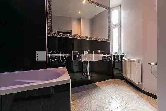 Благоустроенная озеленённая территория, подъездная дорога покрыта брущаткoй, Рига