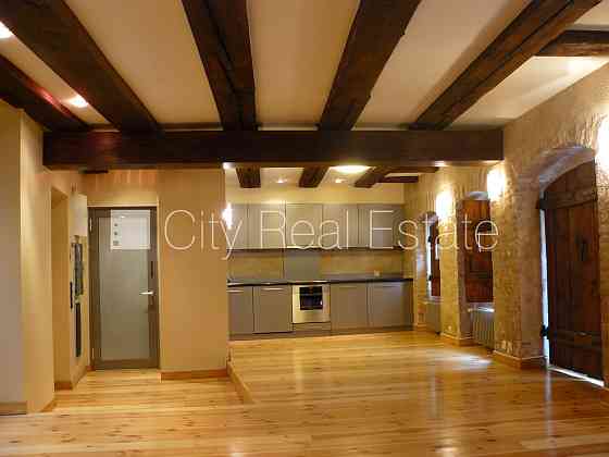 Фасадный дом, реставрированный дом, закрытый двор, лифт, лестничная клетка после Рига