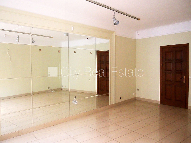 Zeme īpašumā, fasādes māja, renovēta māja, slēgts pagalms, ir lifts, kāpņu telpa pēc Rīga - foto 4