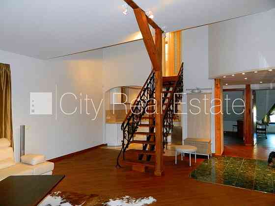 Земля в собственности, фасадный дом, реновированный дом, закрытый двор, лифт, Рига