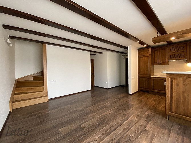 Pārdošanā plašs un kvalitatīvs 5-istabu divstāvu dzīvoklis Valmierā, Viestura laukumā Valmiera un Valmieras novads - foto 2