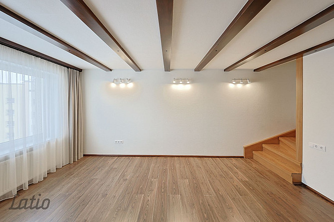 Pārdošanā plašs un kvalitatīvs 5-istabu divstāvu dzīvoklis Valmierā, Viestura laukumā Valmiera un Valmieras novads - foto 10