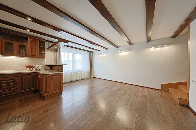 Pārdošanā plašs un kvalitatīvs 5-istabu divstāvu dzīvoklis Valmierā, Viestura laukumā Valmiera un Valmieras novads - foto 6