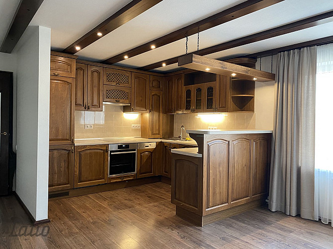 Pārdošanā plašs un kvalitatīvs 5-istabu divstāvu dzīvoklis Valmierā, Viestura laukumā Valmiera un Valmieras novads - foto 3