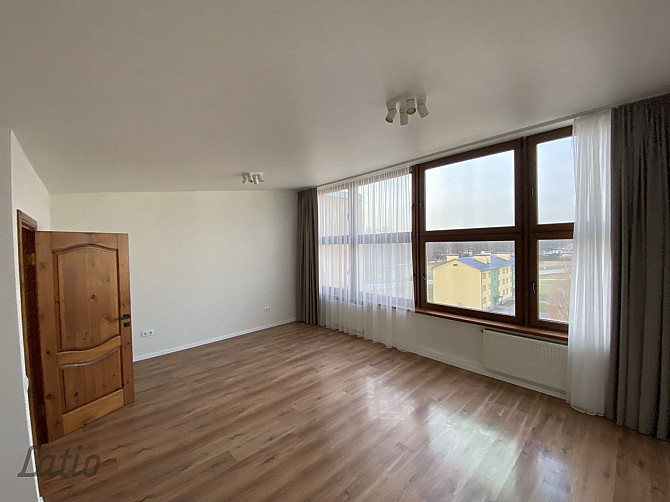 Pārdošanā plašs un kvalitatīvs 5-istabu divstāvu dzīvoklis Valmierā, Viestura laukumā Valmiera un Valmieras novads - foto 1