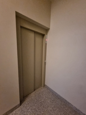 Tiek izīrēts gaišs un gaumīgs dzīvoklis Rīgas centrā, renovētā ēkā Lāčplēša ielā. Rīga - foto 9