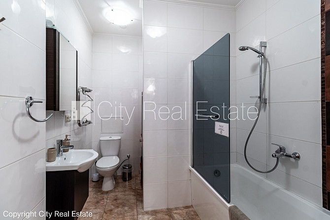 Jaunceltne, fasādes māja, zaļā teritorija, pazemes autostāvvieta, ieeja no ielas, apzaļumota Jūrmala - foto 15