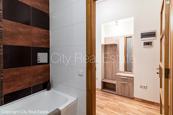 Jaunceltne, fasādes māja, zaļā teritorija, pazemes autostāvvieta, ieeja no ielas, apzaļumota Jūrmala - foto 17