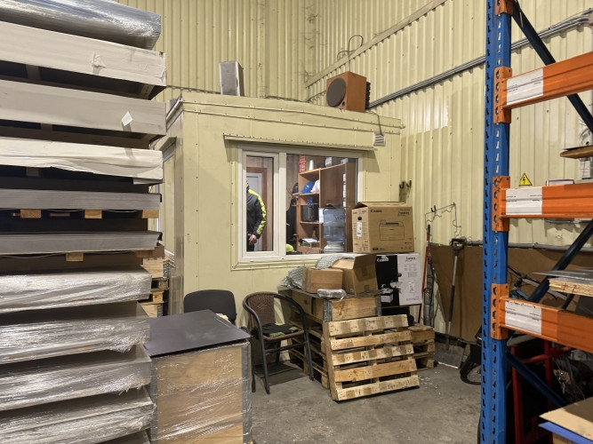 Nolikta BEZ apkures ar telferi (5t) ostas terminālī Port Magnat  funkcionalitāte, drošība un Rīga - foto 4