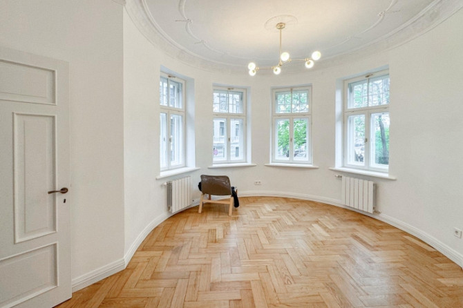 Izīrē izsmalcinātu 4-istabu dzīvokli uz klusās Akas ielas, starp Ģertrūdes un Lāčplēša Rīga - foto 1