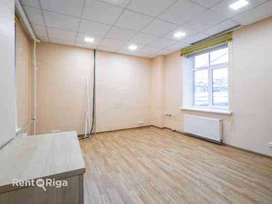 Качественные офисные помещения в самом центре Риги, на улице Дзирнаву.  Окна Rīga