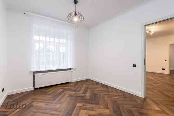 Pārdod gaumīgi atjaunotu, kompaktu trīsistabu dzīvokli renovētā ēkā Grīziņkalnā, klusajā Laboratorij Рига