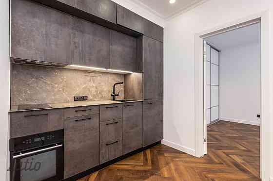 Pārdod gaumīgi atjaunotu, kompaktu trīsistabu dzīvokli renovētā ēkā Grīziņkalnā, klusajā Laboratorij Рига