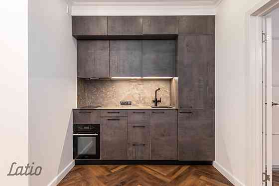 Pārdod gaumīgi atjaunotu, kompaktu trīsistabu dzīvokli renovētā ēkā Grīziņkalnā, klusajā Laboratorij Рига