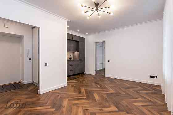 Pārdod gaumīgi atjaunotu, kompaktu trīsistabu dzīvokli renovētā ēkā Grīziņkalnā, klusajā Laboratorij Рига