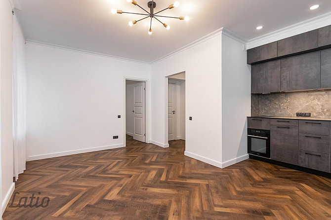 Pārdod gaumīgi atjaunotu, kompaktu trīsistabu dzīvokli renovētā ēkā Grīziņkalnā, klusajā Laboratorij Рига - изображение 1