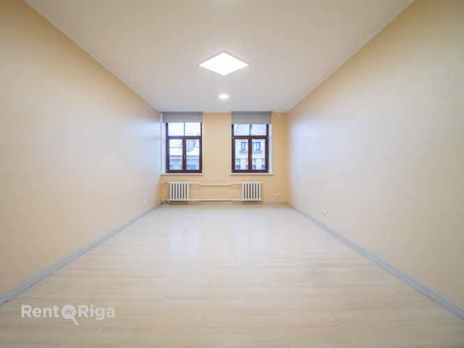 Sakopta ēka un klusi, kvalitatīvi biroji pašā Rīgas centrā Dzirnavu ielā.  32,36m2(24,70m2) Rīga - foto 1