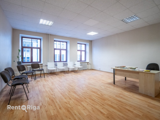 Sakopta ēka un klusi, kvalitatīvi biroji pašā Rīgas centrā Dzirnavu ielā.  49,26m2(37,60m2) Rīga - foto 1
