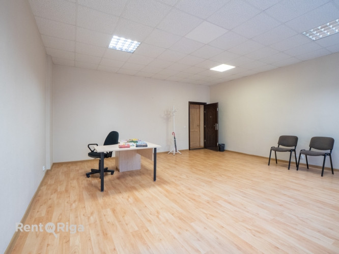 Sakopta ēka un klusi, kvalitatīvi biroji pašā Rīgas centrā Dzirnavu ielā.  49,26m2(37,60m2) Rīga - foto 2
