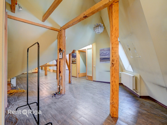 Iznomā ofisa telpas Āgenskalnā skaistā pirmskara ēkā.   +Pagalmā un uz ielas bezmaksas auto Rīga - foto 8