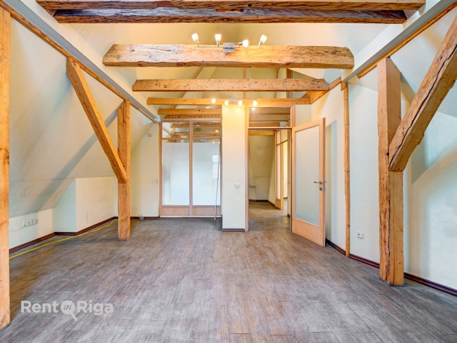 Iznomā ofisa telpas Āgenskalnā skaistā pirmskara ēkā.   +Pagalmā un uz ielas bezmaksas auto Rīga - foto 1