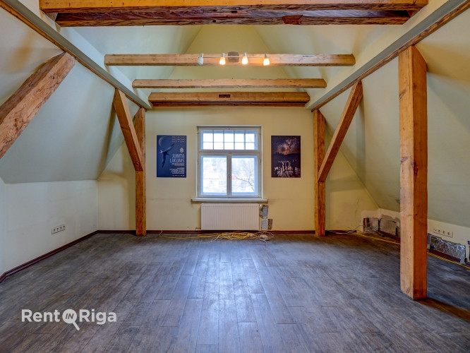 Iznomā ofisa telpas Āgenskalnā skaistā pirmskara ēkā.   +Pagalmā un uz ielas bezmaksas auto Rīga - foto 2