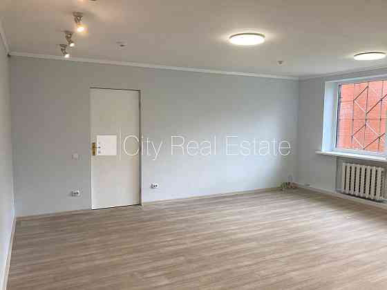 Фасадный дом, реновированный дом, вход с улицы, лестничная клетка после Rīga