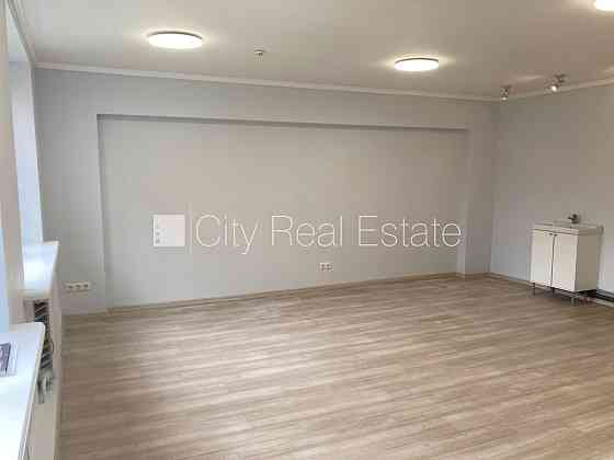 Фасадный дом, реновированный дом, вход с улицы, лестничная клетка после Rīga