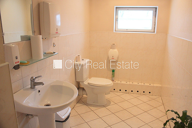 Fasādes māja, renovēta māja, ieeja no ielas, kāpņu telpa pēc kosmētiskā remonta, logi Rīga - foto 7