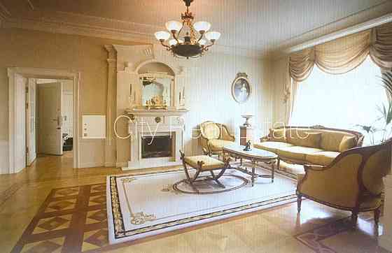 Фасадный дом, закрытый двор, место для машины, вход с улицы, лифт, лестничная Рига