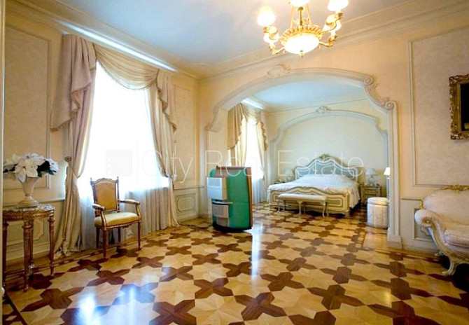 Фасадный дом, закрытый двор, место для машины, вход с улицы, лифт, лестничная Рига - изображение 8